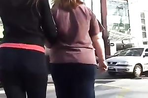 This gorgeous Argentinian housewife in dark leggings is driving me avid