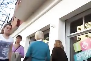 This gorgeous Argentinian housewife in dark leggings is driving me avid