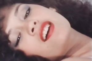 Curly brunette hair slutwife with well stacked body blows hard dong