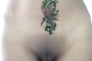 Webcam performance with a tattooed chick fingering her love tunnel