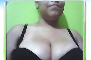 Bosomy dilettante honey demonstrates her cleavage for the livecam
