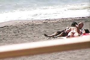 Hidden camera vid with a woman engulfing her lover's dong on a beach
