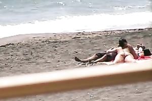 Hidden camera vid with a woman engulfing her lover's dong on a beach