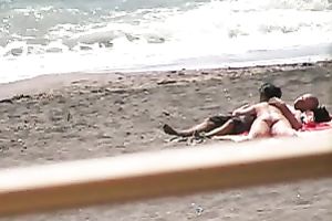 Hidden camera vid with a woman engulfing her lover's dong on a beach