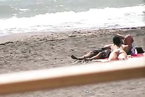 Hidden camera vid with a woman engulfing her lover's dong on a beach