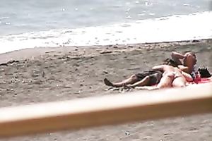 Hidden camera vid with a woman engulfing her lover's dong on a beach