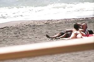 Hidden camera vid with a woman engulfing her lover's dong on a beach