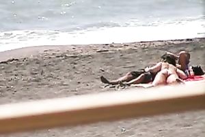 Hidden camera vid with a woman engulfing her lover's dong on a beach