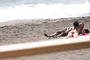 Hidden camera vid with a woman engulfing her lover's dong on a beach