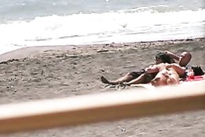 Hidden camera vid with a woman engulfing her lover's dong on a beach