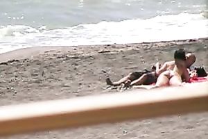 Hidden camera vid with a woman engulfing her lover's dong on a beach