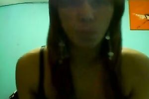 This Latina seductress is showing off her large Chilean ass