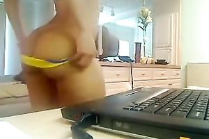 Hot Brazilian lalin girl legal age teenager on web camera showing off her butt