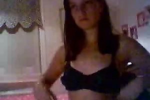 Amateur brunette hair sweetheart fingers her cum-hole in webcam solo movie scene
