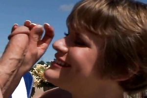 Short-haired brunette hair sucks a 10-Pounder outdoors and takes a ride on it