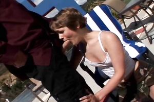 Short-haired brunette hair sucks a 10-Pounder outdoors and takes a ride on it