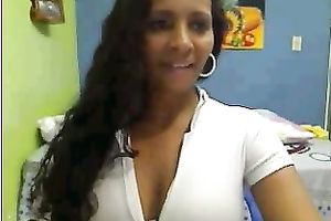 Colombian babe shows her tits and butt in cam solo scene