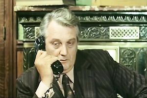 Well-stacked dark brown hottie takes a shower on camera