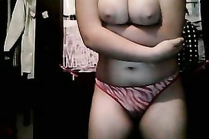 Curvy dilettante brunette hair shows her body and toys her sexy snatch