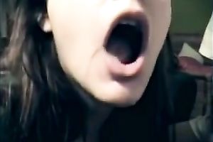 Amateur dark brown manages to milk a knob dry in her throat