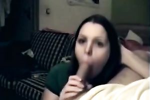 Amateur dark brown manages to milk a knob dry in her throat