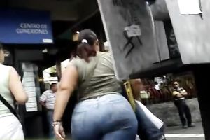 Woman with biggest moist booty acquires caught on my hidden web camera in the street