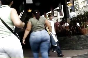 Woman with biggest moist booty acquires caught on my hidden web camera in the street