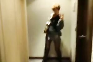 Mature doxy sucks my 10-Pounder after fingering her wet crack on the floor