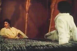 This hawt dark honey knows how to talk her paramour into having sex with her