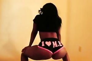 Gorgeous brown gazoo in hawt shorts shaking it nicely