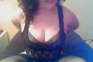 Playful bulky camgirl is playing with her large wobblers