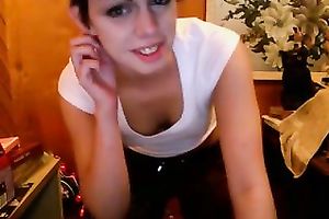 This comely gal with a worthwhile arse flashes her bra buddies