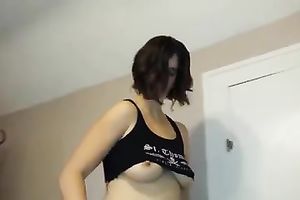 My husband shows her scoops for the livecam and masturbates on the bed