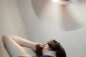 My husband shows her scoops for the livecam and masturbates on the bed