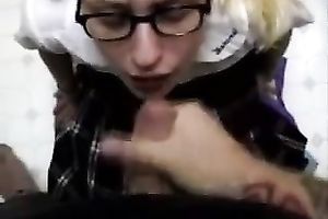 Blonde nerdy doxy asked for a ejaculation on her face and glasses