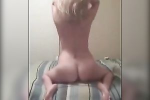 Torrid blond bombshell twerks her butt demonstrating her talents