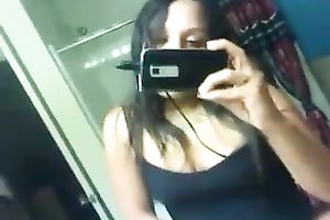 This perverted livecam model is finger banging her muff like eager