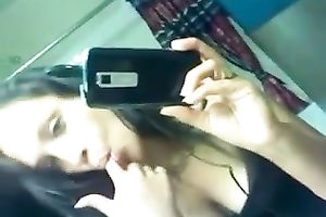 This perverted livecam model is finger banging her muff like eager