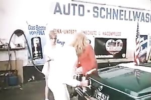 Blonde perverted floozy gave a good oral pleasure to the mechanic