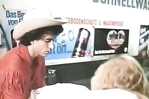 Blonde perverted floozy gave a good oral pleasure to the mechanic