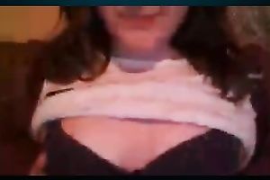 Amateur dark brown hotwife flashes her pantoons for the livecam