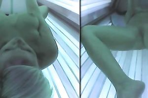 Hidden livecam catches a white wife fingering her muff in a solarium