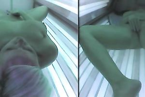 Hidden livecam catches a white wife fingering her muff in a solarium