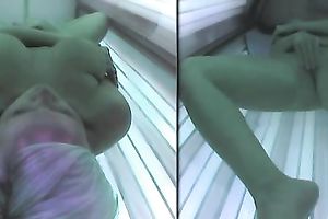 Hidden livecam catches a white wife fingering her muff in a solarium