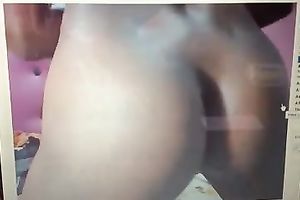 Webcam swarthy doxy entertains herself by toying her dark hole