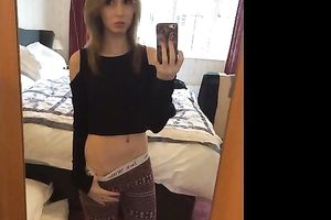 Hot Teen GFs Like to Do Nude Selfies!