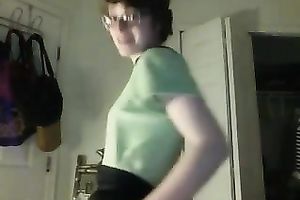 Nerdy redhead stumpet undresses on web camera like a diva