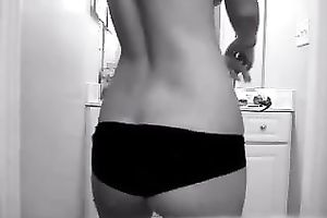 Cute chick with a well proportioned wazoo undresses for me on livecam