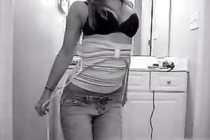 Cute chick with a well proportioned wazoo undresses for me on livecam