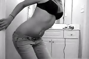 Cute chick with a well proportioned wazoo undresses for me on livecam